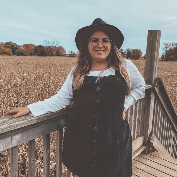 Meet your Posher, Emilia - Picture 2 of 2